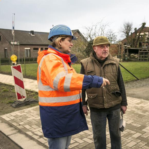 uitleg aan buurtbewoner