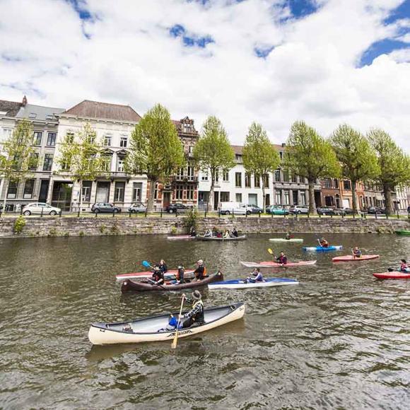 roeien in de stad in proper water