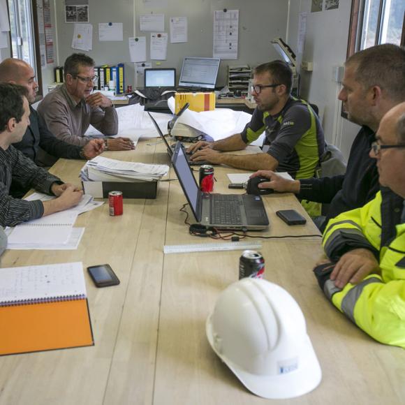 werkmannen aan de overlegtafel