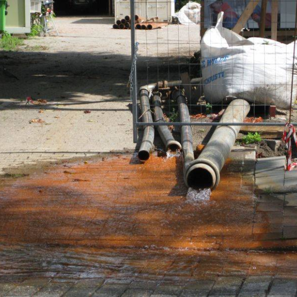 water wegpompen en naar de riolering lozen
