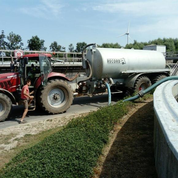 landbouwer die effluent komt afhalen
