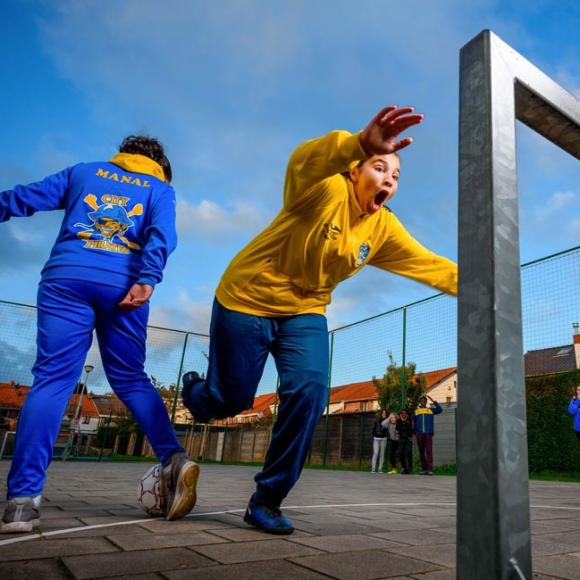 voetbal op verhard plein ronder ruimte voor water