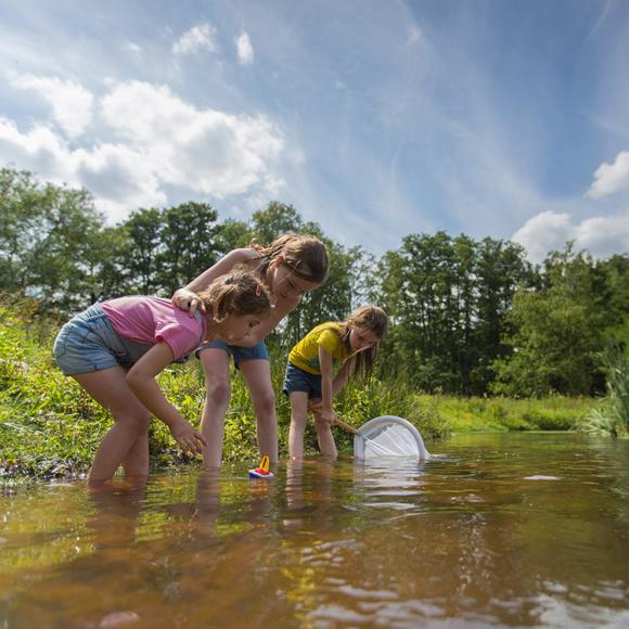 spelende kinderen langs het water
