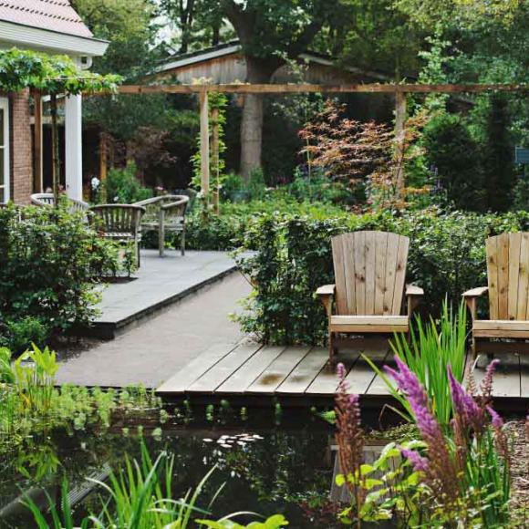 tuin met blauwgroene elementen