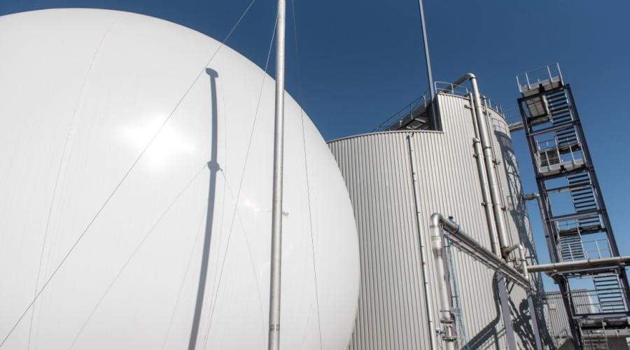 Biogasballon en gistingstank