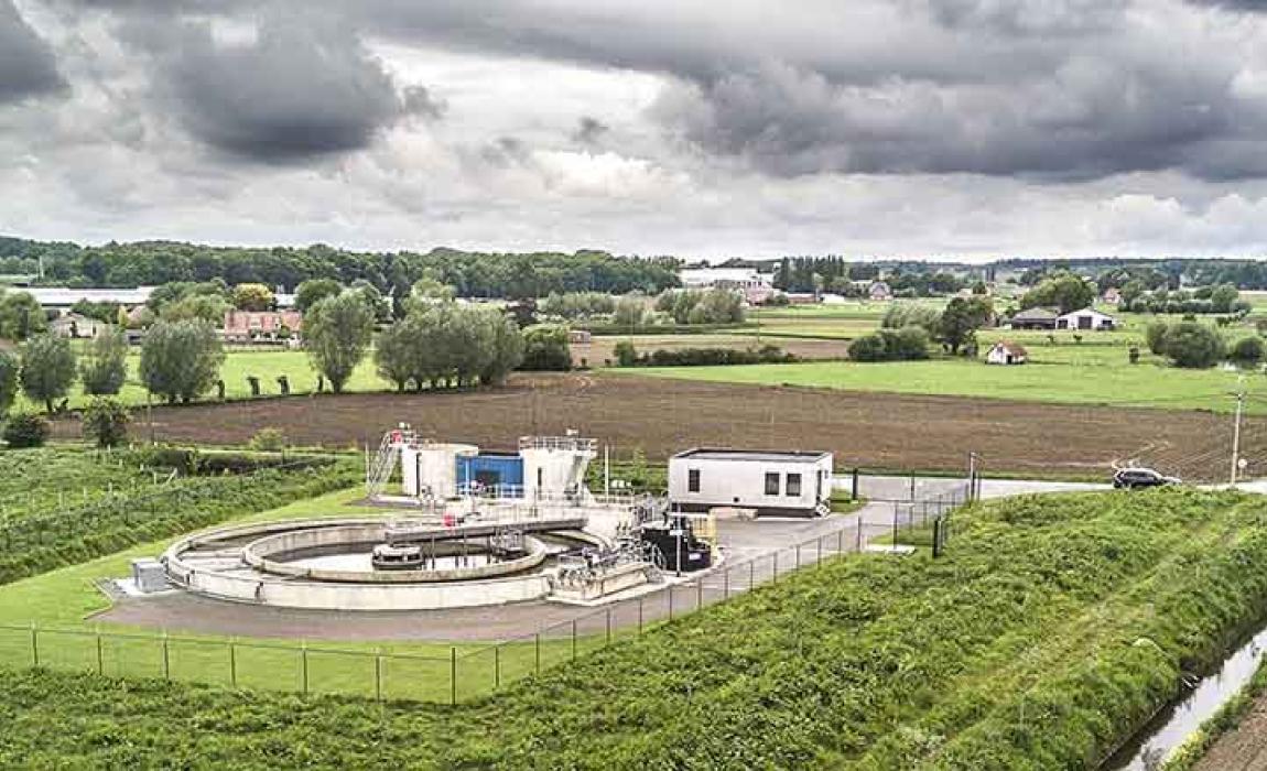 RWZI met beek waarin het gezuiverde water geloosd wordt