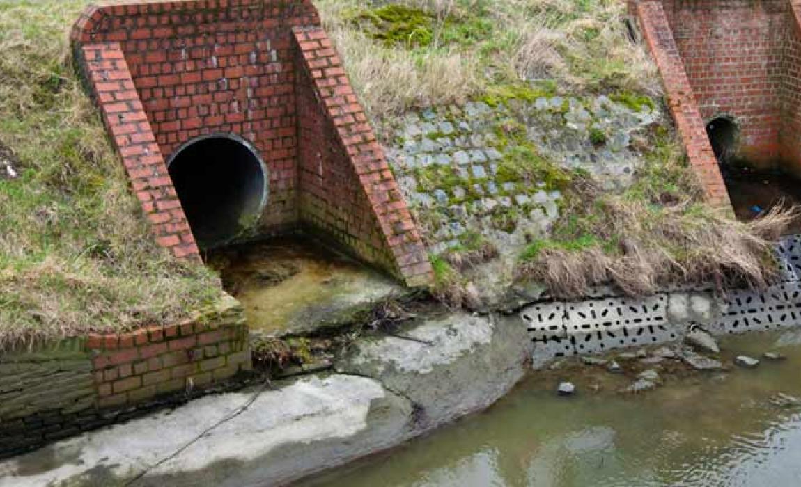 monding van riool in rivier