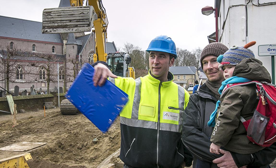 aannemer informeert bewoner over de werken